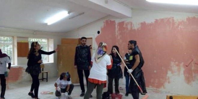 Adıyaman Üniversitesi öğrencileri sınıf boyadı