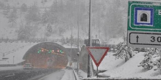 İstanbul'un yanı başında kar yağışı başladı