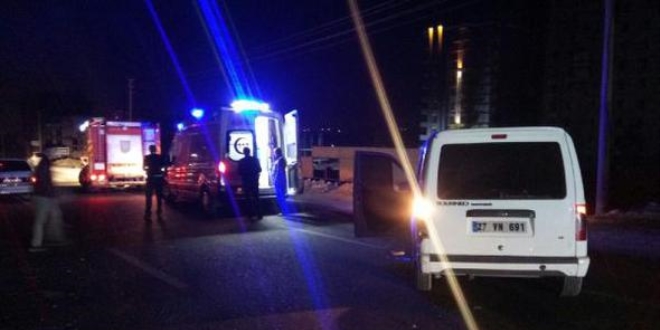 Polis aracı ile hafif ticari araç çarpıştı: 2 yaralı