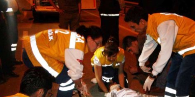 Alkollü genci ölümün kıyısından annesi aldı