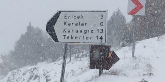 Aşırı kar yağışı o ilçede köy yollarını kapattı, ekipler açtı