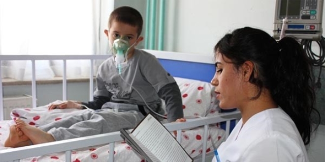 Hastanede kitap okuma alışkanlığı kazanıyorlar