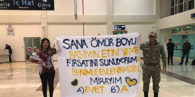 Askerlik dönüşü sürpriz evlilik teklifi