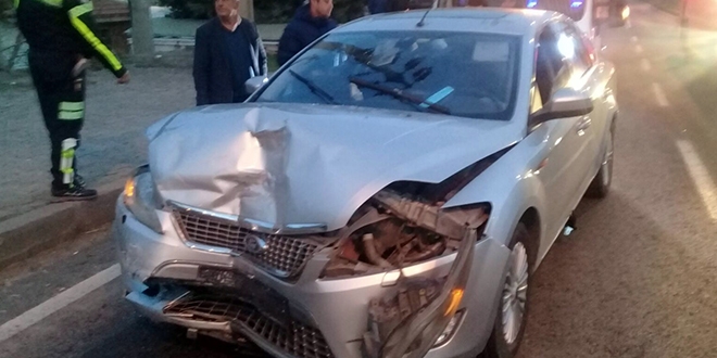 İzmir'de otomobil ile kamyonet çarpıştı: 11 yaralı