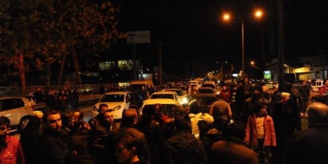 Üst geçit isteyen mahalleli ikinci kez yol kapattı
