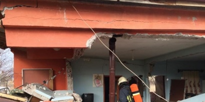 Sıkışan gaz bomba gibi patladı, ev harabeye döndü