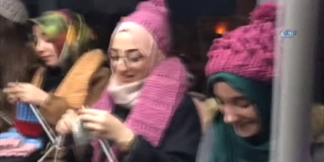 Köy okulları için metrobüste 3 saat boyunca örgü ördüler