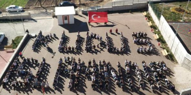 Öğrenciler bedenleriyle 'Kudüs İslamdır' yazdı