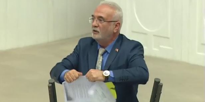 AK Parti'li Elitaş, CHP'nin dağıttığı belgeleri yırttı