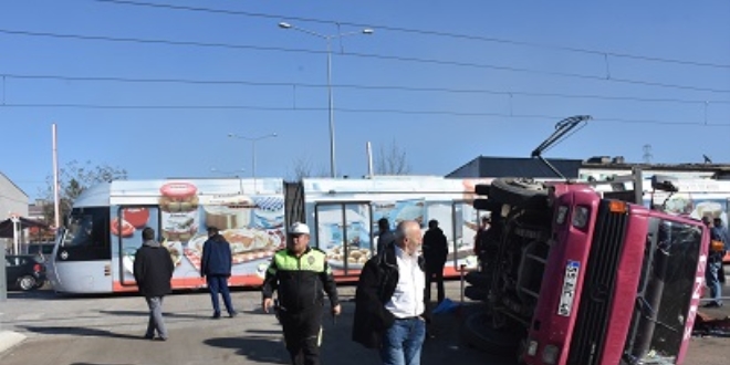 Samsun'da tramvayla çarpışan vinç devrildi