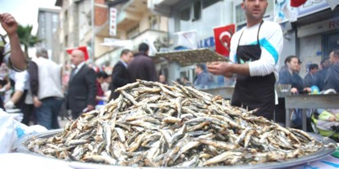 İki ton hamsi bir saatte tükendi