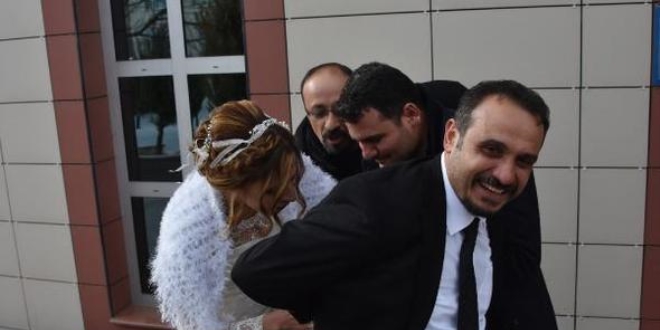 Düğün sırasında oldu! Damada ters kelepçe