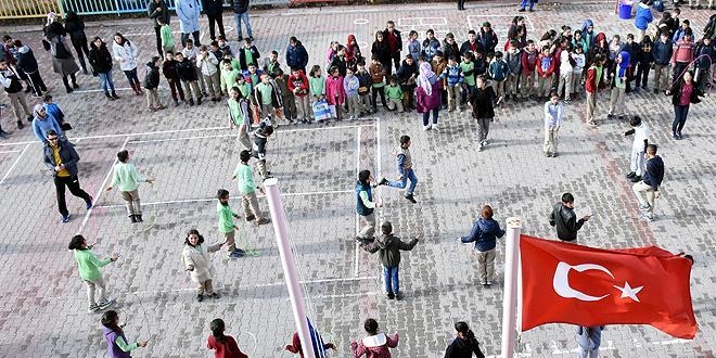 Öğrenciler ip atlayarak derslere daha zinde başlıyor