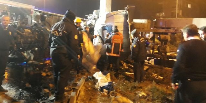Başkent'te freni boşalan alçı yüklü tır devrildi: 1 ölü
