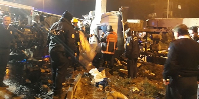 Ankara'da alçı yüklü tır devrildi: 1 ölü