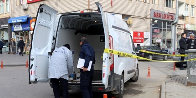 Kamyonetin lastiğini patlatarak araçtaki 100 bin lirayı çaldılar