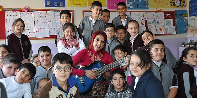 Öğrenciler matematiği gitar eşliğinde şarkılarla öğreniyor