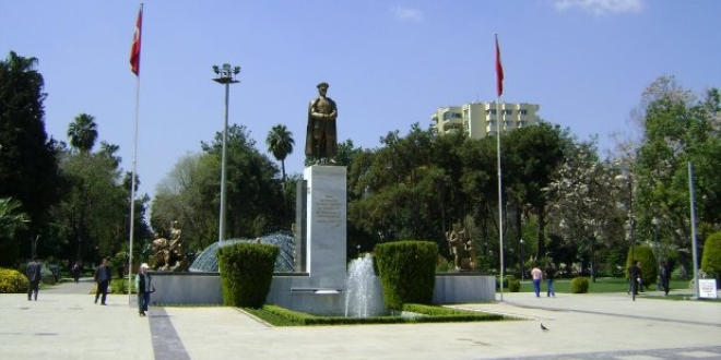 Adana'da Atatürk büstlerine saldırı yapan zanlı tutuklandı