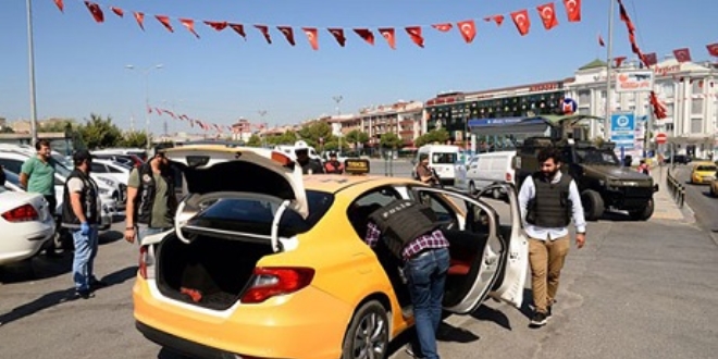 Polis İstanbul'u ablukaya aldı, taksileri tek tek arıyor