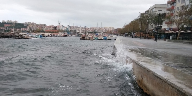 Kuzey Ege'deki fırtına deniz ulaşımını olumsuz etkiliyor