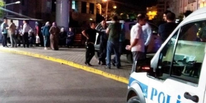 Kavgayı ayırmak isteyen polis bıçakla yaralandı