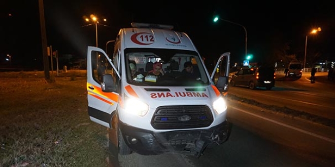 Ambulans ile otomobil çarpıştı: 4 yaralı