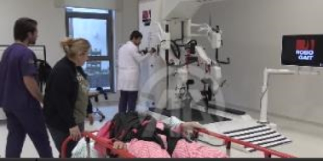 Yatağa mahkumdu robotik cihazla ayağa kalktı