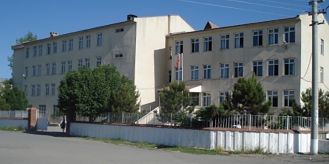 Vali, darbedilen Müdür Yardımcısını ziyaret etti