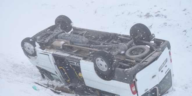 Kars'ta yolcu minibüsü şarampole devrildi: 8 yaralı