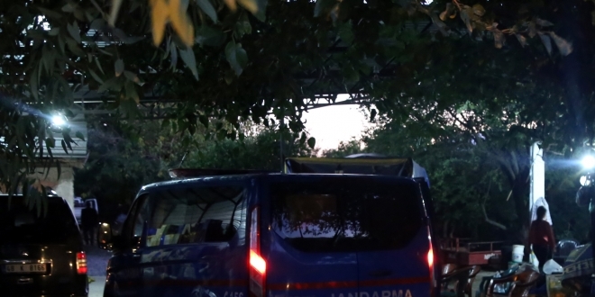 Apartman bahçesine atılan patlayıcı paniğe neden oldu