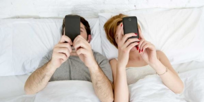 'Cep telefonu uyku dzenini olumsuz etkiliyor'