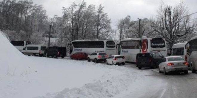 Uludağ yolu kapandı, vatandaşlar yolda kaldı