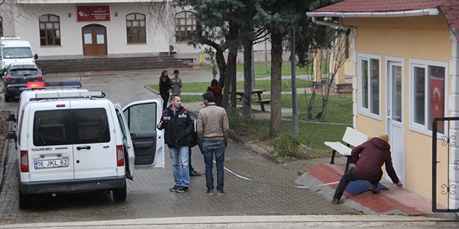 Yurtta kalan kızını silah zoruyla kaçıran anne yakalandı