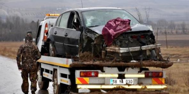 Kaza yapan astsubay öldü, eşi yaralandı
