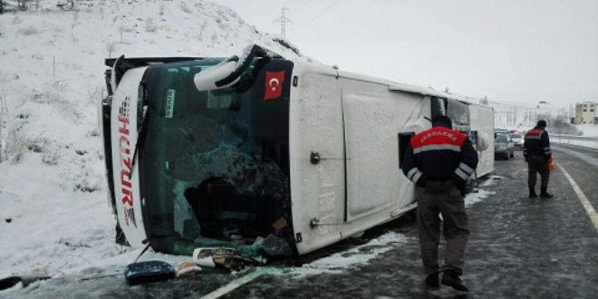 Yozgat'ta yolcu otobs devrildi: 1 l, 21 yaral