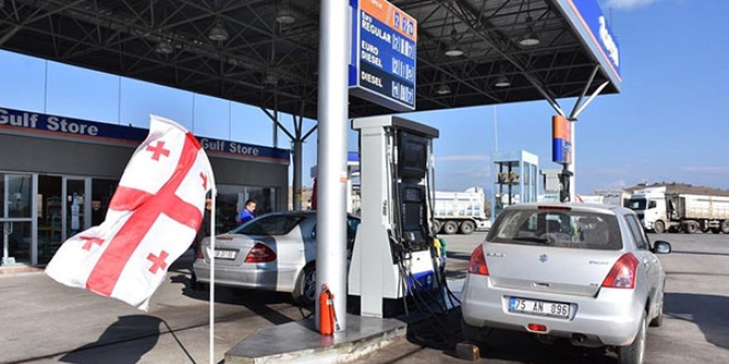 Araç sahipleri depoyu, Gürcistan'da dolduruyorlar