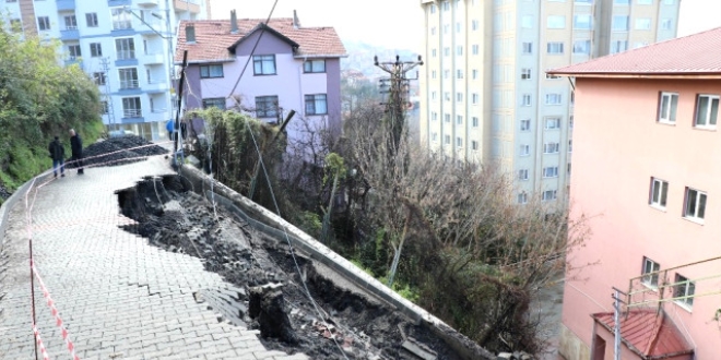 Yol, okul binasının üzerine çöktü, faciadan dönüldü