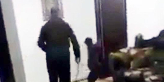 El ve ayaklarını bağladığı oğlunu hortumla dövdü