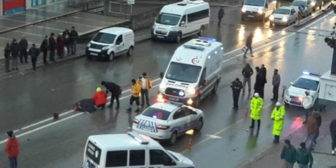 Yolun karşısına geçmeye çalışırken canından oluyordu