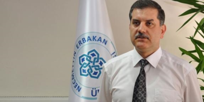 Dekan olunca, kardeşi, oğlu ve eşini işe aldı
