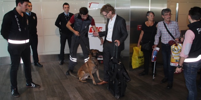 Hollandalı yolcular havalimanında köpekle arandı