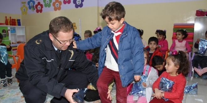 Şemdinli'de polis öğrencilere bot dağıttı