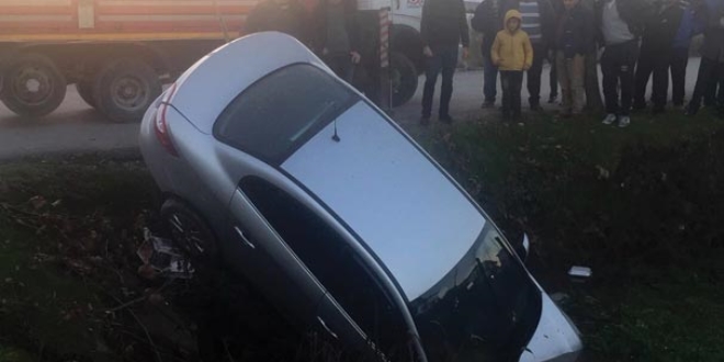 Otomobil su kanalına uçtu, sürücüyü vatandaşlar kurtardı