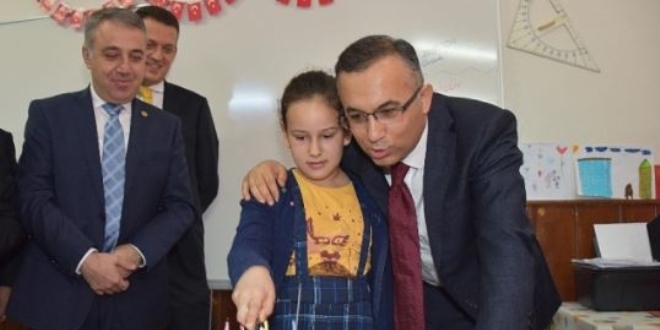 Vali, mektupla davet edildiği doğum gününe katıldı
