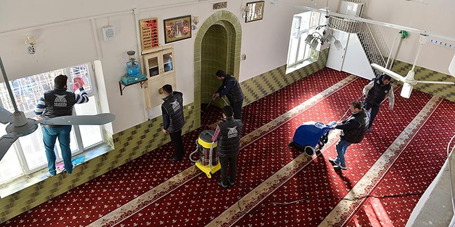 Görevlendirme yapılan belediyeden ibadethane temizliği
