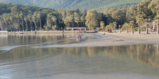 Akyaka'da deniz çekildi