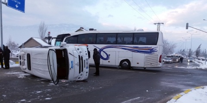 rencisi servisi ile yolcu otobs arpt: 18 renci yaral