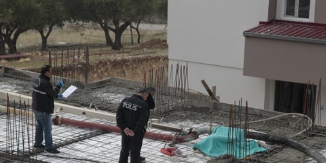 Beton mikserinin borusu işçilerin üzerine düştü: 1 ölü, 1 yaralı