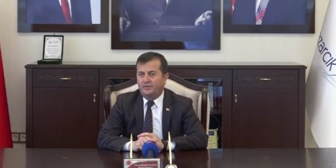 Belediye Başkanı, röportaj verirken depreme yakalandı