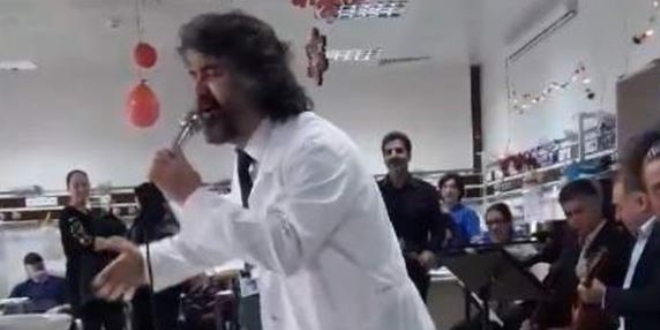 Doktor, hastalara şarkı söyleyip, zeybek oynadı